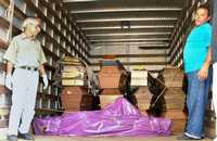 Trabajadores cargan en un camión con ataúdes el cuerpo de uno de los 25 reos muertos