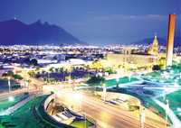 Panoramas del Parque Fundidora (arriba) y la Macroplaza de Monterrey, dos sedes del Fórum Universal de las Culturas, que comenzará el próximo 20 de septiembre