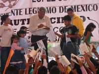 Andrés Manuel López Obrador firma ejemplares de su libro La mafia nos robó la Presidencia, luego de un acto en San Juan Cuautlancingo, Puebla