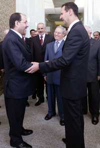 El premier iraquí, Nuri Maliki, saluda en Damasco al presidente de Siria, Bashar Assad