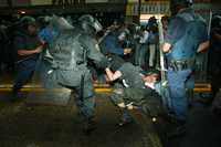 Aspecto de la represión de altermundistas en Guadalajara en 2004, cuando Filiberto Ortiz era comandante de la policia estatal