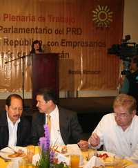 Leonel Cota Montaño y Carlos Navarrete durante la plenaria del PRD realizada en Morelia