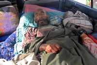 El cuerpo de un afgano yace en una camioneta tras haber sido víctima de los disparos durante un ataque aéreo en la ciudad afgana de Lashkar Gah, provincia de Helmand, zona controlada por milicias del talibán