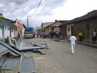 Un tornado arrancó cables eléctricos y láminas y derribó una barda en San Cristóbal de las Casas