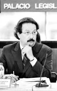 El director del IMSS, Juan Francisco Molinar Horcasitas, ante la Comisión de Salud de la Cámara de Diputados el 24 de abril de 2007