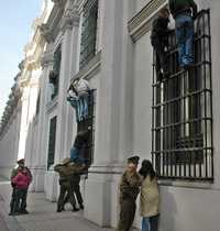 La policía chilena detiene a manifestantes que treparon a las ventanas del palacio presidencial