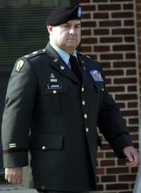 El teniente coronel Steven Jordan abandona la corte militar, ayer en Fort Meade