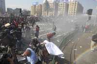 Manifestantes reunidos en la Plaza Italia son “dispersados” por la policía militarizada con chorros de agua