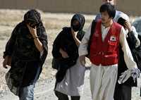 Misioneros sudcoreanos liberados ayer por milicianos talibanes cerca de Ghazni caminan hacia esa ciudad de Afganistán