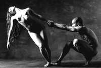 En la imagen, bailarines de la compañía Agente Libre interpretan la coreografía Adán y Eva (1987), del venezolano Félix Oropeza, quien participará en el encuentro internacional de danza en San Luis Potosí, con su obra Modelo a escala