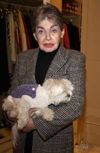 Leona Helmsley con su perro Trouble, en imagen de 2003; la empresaria que murió el pasado día 20 heredó 12 millones de dólares a su mascota