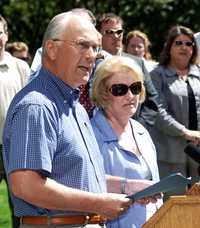 El senador republicano por Idaho, Larry Craig, en la rueda de prensa que dio el pasado martes acompañado de su esposa, Suzanne. El congresista fue arrestado en junio por "conducta desordenada"