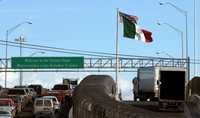 Camiones mexicanos en el puente internacional de El Paso, Texas