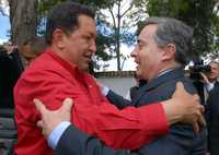 Los presidentes Hugo Chávez y Álvaro Uribe se funden en un abrazo en la hacienda Hato Grande, ubicada al norte de la capital colombiana, momentos antes de sostener un decisivo encuentro que duró siete horas