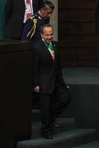 Al concluir el acto del Informe, Felipe Calderón sale de San Lázaro