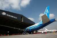 Boeing Comercial 777 de las empresas Boeing Comercial Airplanes y Aeroméxico en el hangar de mantenimiento de la segunda sección del aeropuerto de la ciudad de México