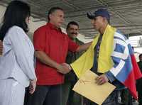 El ministro de Justicia de Venezuela, Pedro Carreño, libera a uno de los colombianos indultados por Chávez