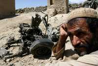 Restos de un vehículo destrozado durante enfrentamientos de fuerzas estadunidenses y afganas contra rebeldes en el distrito de Chak