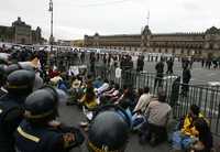 Lopezobradoristas durante el mensaje que pronunció Felipe Calderón ayer en Palacio Nacional