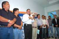 Alejandro Vázquez Cuevas, dirigente del PAN en Veracruz, y candidatos de ese partido, durante una conferencia de prensa en la que denunciaron múltiples irregularidades y calificaron la jornada comicial como "la más sucia en la historia del estado"