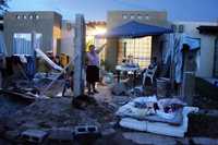 Damnificados de la tormenta tropical Henriette vuelven a un desarrollo habitacional construido por Homex en Acapulco, Guerrero, que se inundó a causa de los aguaceros