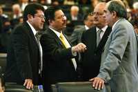 Los legisladores Ricardo Monreal, Carlos Navarrete, Graco Ramírez y Pablo Gómez intercambian opiniones durante la sesión ordinaria de ayer en el Senado