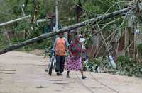 Residentes de la castigada ciudad de Puerto Cabezas caminan por entre los escombros provocados por el meteoro