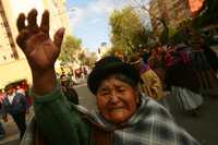 Indígenas aymaras bolivianos se manifiestan en calles céntricas de La Paz contra la restitución de Sucre como capital del país altiplánico