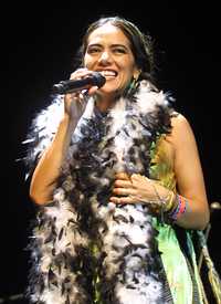 La cantante Lila Downs es ejemplo de lo que la directora del festival, Claudia Norman, definió como la búsqueda de reinterpretar tradiciones culturales mexicanas en el contexto contemporáneo. Imagen de archivo