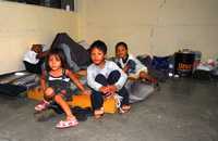 Una de las 70 familias que se refugiaron en un albergue instalado en un plantel del Colegio de Bachilleres de Pánuco