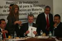 Santiago Creel (centro), presidente de la mesa directiva del Senado, encabezó la reunión de las comisiones dictaminadoras sobre la nueva ley de radio y televisión