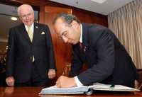 El presidente Felipe Calderón Hinojosa firmó en Sydney el libro de visitantes distinguidos luego de su reunión con el primer ministro de Australia, John Howard, quien atestigua el hecho