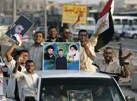 Cientos de partidarios del clérigo radical chiíta Moqtada Sadr celebran en las calles de Basora la entrega por Gran Bretaña de los palacios presidenciales a los iraquíes