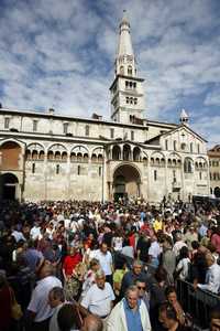 Millares de personas hacen fila para entrar a la Catedral de Módena, donde está la capilla ardiente con los restos mortales del tenor italiano Luciano Pavarotti (1935-2007), cuyo funeral se realizará este sábado