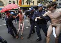 Manifestantes son arrestados ayer por policías australianos durante las protestas contra la reunión de presidentes del Foro de Cooperación Económica Asia-Pacífico