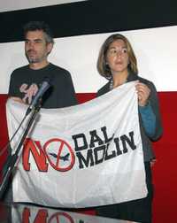 La escritora canadiense Naomi Klein y el cineasta Alfonso Cuarón protestaron con pancartas al final de la proyección del documental The Shock Doctrine, dirigido por Jonás Cuarón y que se exhibió fuera de competencia