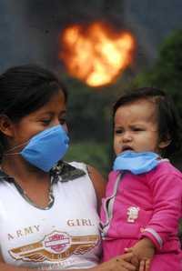 Personas evacuadas en Omealca, Veracruz, a causa de las explosiones