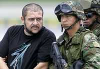 Diego Montoya, cabecilla del cártel del Norte del Valle, es conducido por soldados a una base militar en la capital colombiana