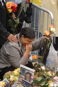 Familiar de una de las víctimas, ayer durante la ceremonia en Nueva York en honor de los muertos por el 11-S
