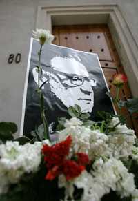 Flores y un retrato de Allende en Morandé 80, donde murió combatiendo a los golpistas