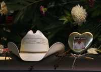 Familiares de Ramón Moreno, una de las 28 víctimas del estallido en Monclova, Coahuila, colocaron un sombrero, una foto y rosarios sobre su ataúd, durante el sepelio efectuado ayer