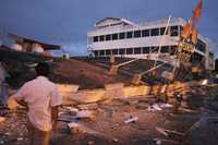 La ciudad de Padang sufrió graves daños por el sismo que causó escenas de pánico en Indonesia y en naciones vecinas