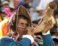 Un indígena boliviano toca el pututu, instrumento originario del altiplano, durante la reunión del lunes en Sucre con el presidente Evo Morales