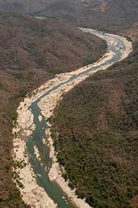 Vista aérea del río Papagayo, cuyas aguas pretende usar la Comisión Federal de Electricidad para construir la hidroeléctrica La Parota