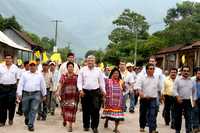 Andrés Manuel López Obrador con pobladores de San Felipe Usila, Oaxaca
