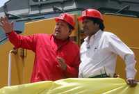 Hugo Chávez y Evo Morales dialogan en la planta acerera de Puerto Ordaz, el pasado domingo durante la visita del presidente boliviano a Venezuela