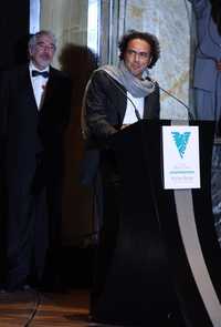 Carlos Montemayor y Alejandro González Iñárritu, antenoche, durante la ceremonia de recepción del Premio a la Excelencia de lo Nuestro