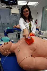 Alumnos de la Facultad de Medicina de la UNAM practican con robots partos y emergencias cardiacas en el Centro de Enseñanza y Certificación de Aptitudes Médicas
