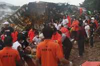 Rescate de heridos tras el avionazo, ayer, en el aeropuerto de la isla de Phuket, en Tailandia