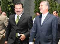Tomás Coronado Olmos, procurador general de Justicia de Jalisco, y el gobernador Emilio González Márquez, en imagen de archivo durante una entrega de patrullas para la dependencia